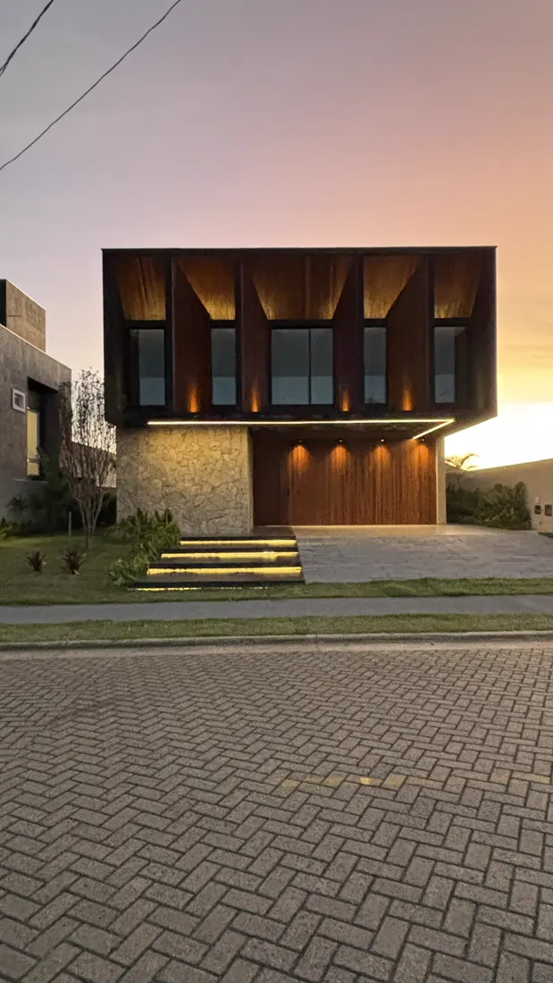 Fachada residencial ao pôr do sol