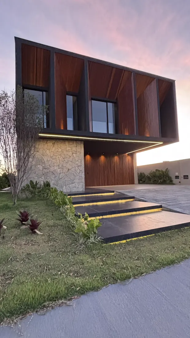 Área de lazer com piscina à noite