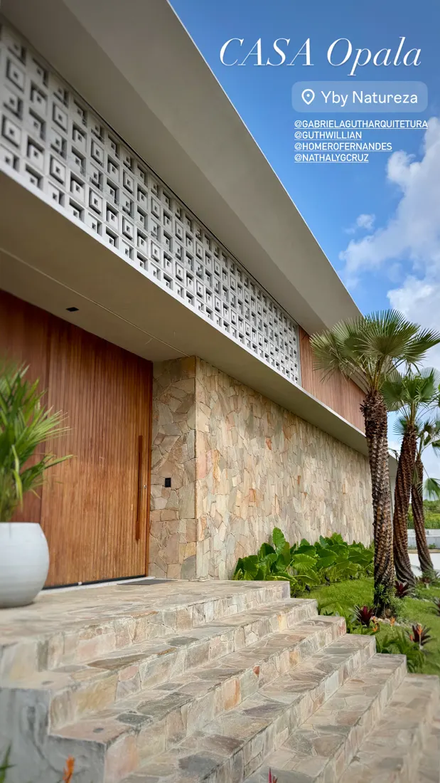 Fachada residencial em pedra natural